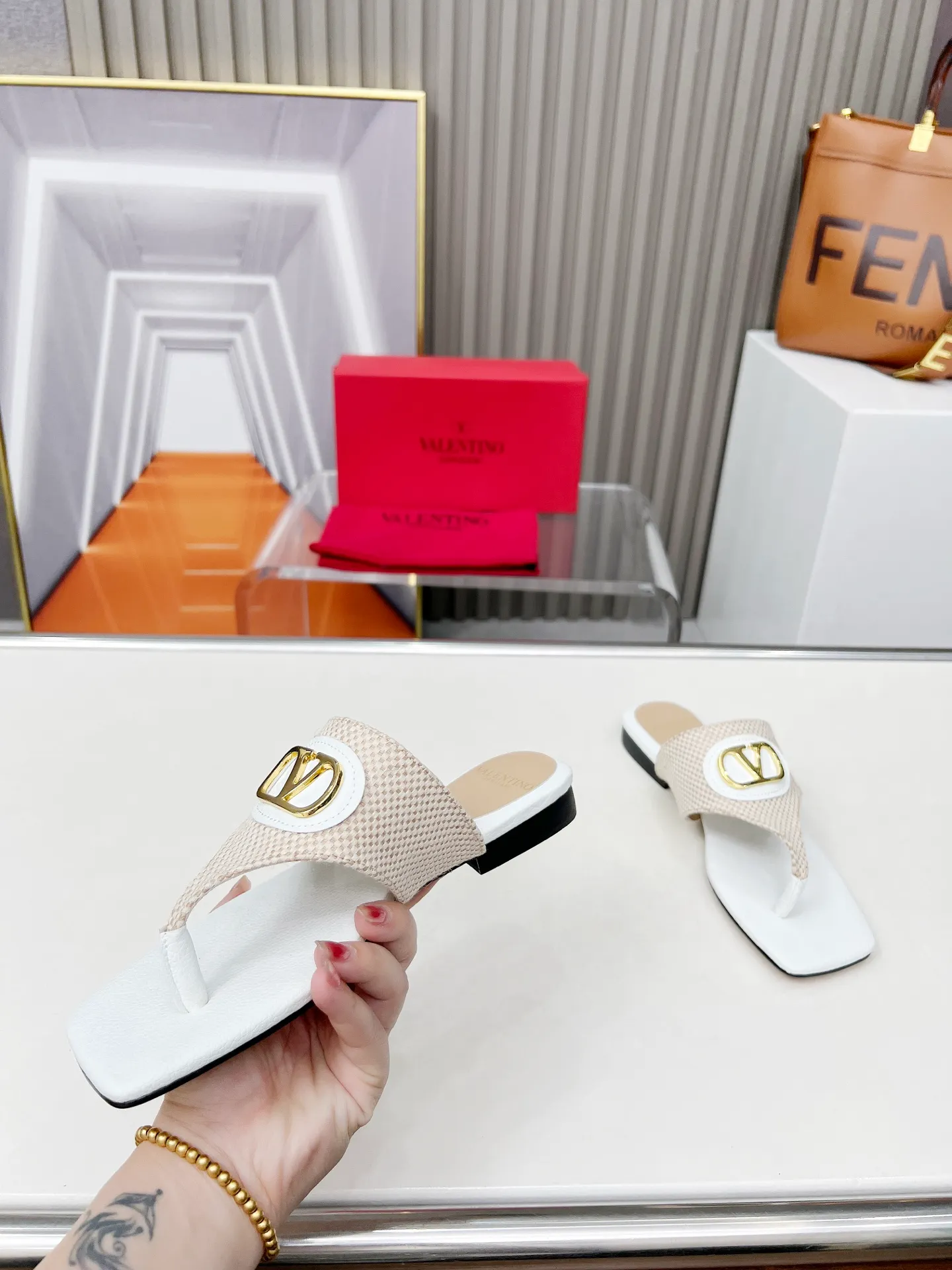👟👟Ex-factory price 340👟👟 Genuine leather sole +30 Valentino, 25 new spring and summer Valentino color-blocked flat flip flops, sizes 35-43, leather sole +30